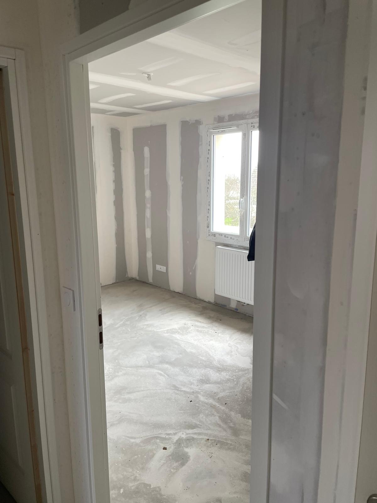 Salon avant rénovation - murs à préparer